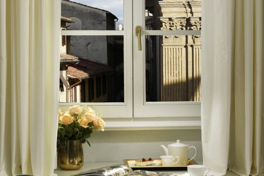 Hotel-san-firenze-suites-deluxe-room-02
