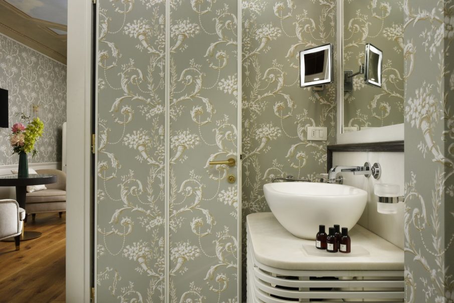 Hotel-san-firenze-suites-deluxe-room-09